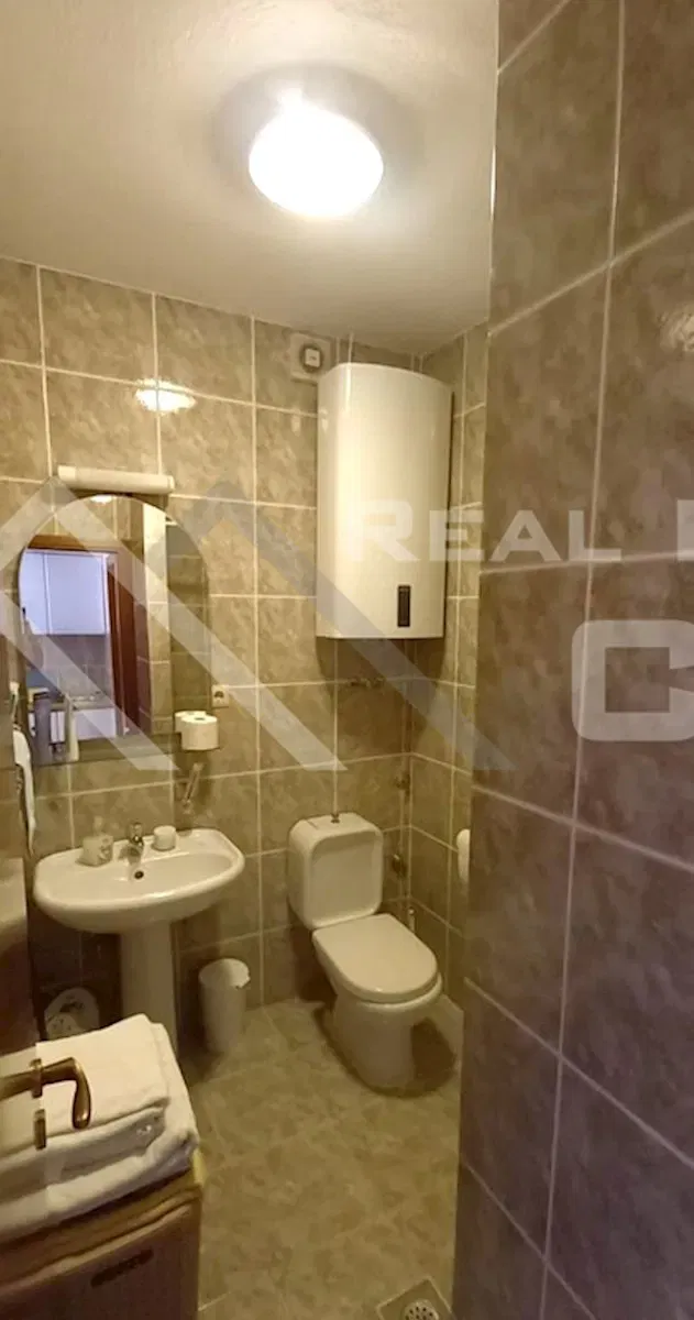 Ingatlan Brač - Felújított kétszobás apartman tágas kerttel és nyári konyhával, eladó – 2