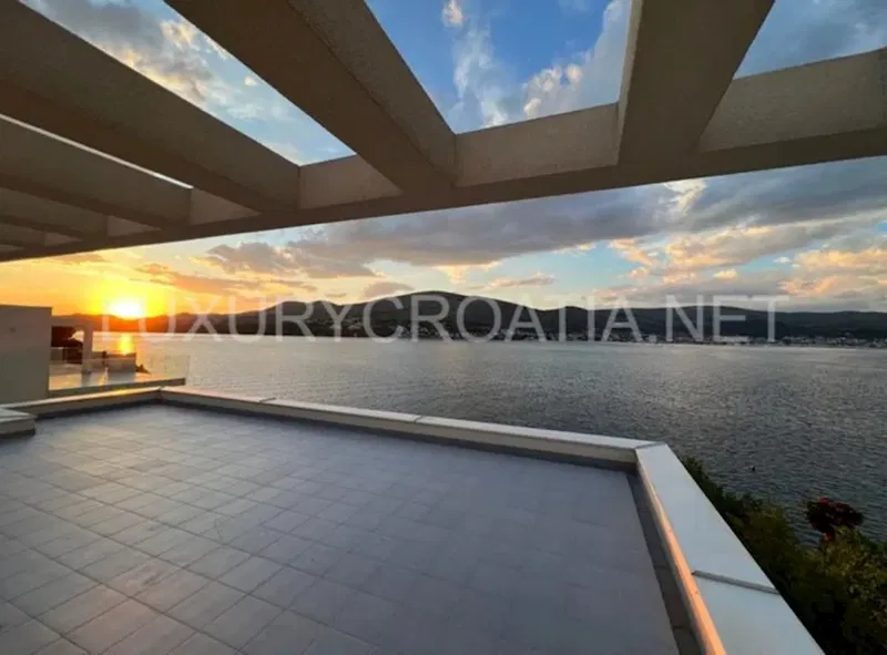 In vendita grande villa moderna sul mare vicino a Trogir – 3