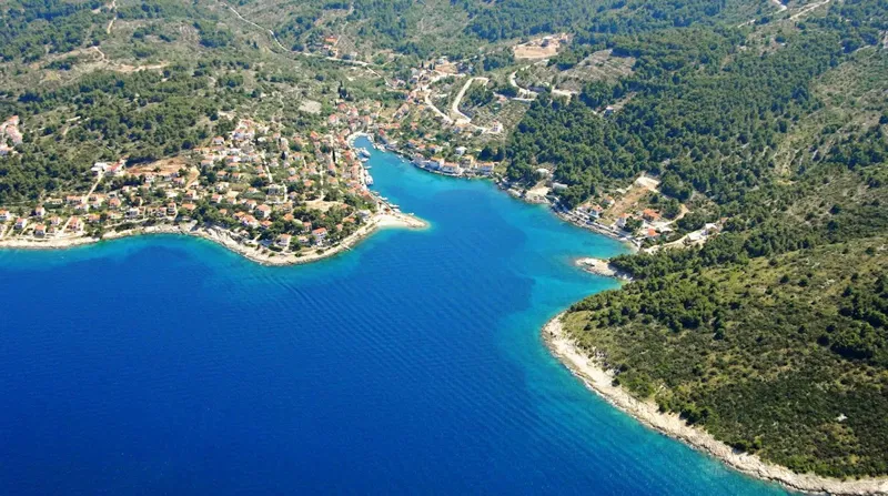 Šolta, Stomorska - trosobni komforni stan s balkonom, parkingom i pogledom na more
