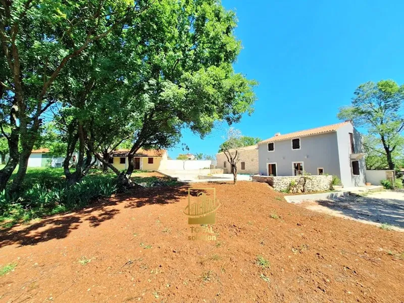 Istra, Barban, 1.5km od mora, kuće 200 m2 sa bazenom, okućnica 1640 m2 (prodaja)