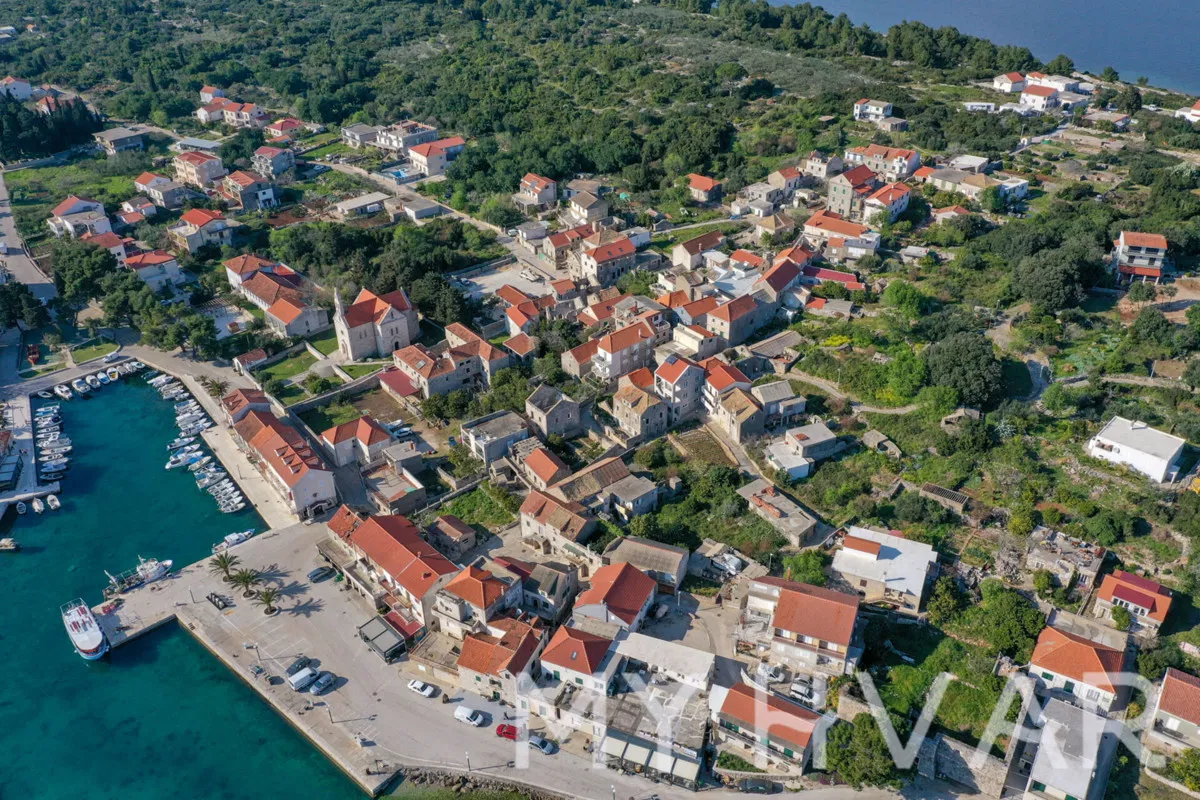 Wohnung mit Taverne im Zentrum von Sućuraj