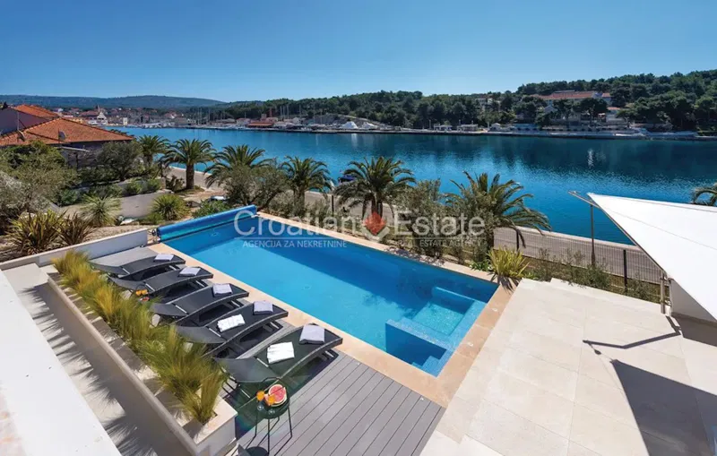 Seafront villa with pool, for sale – 3