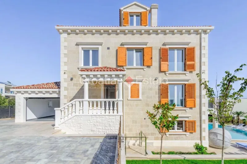 Tengerparti második sorban lévő villa, tengerre néző kilátással és medencével, eladó – 3
