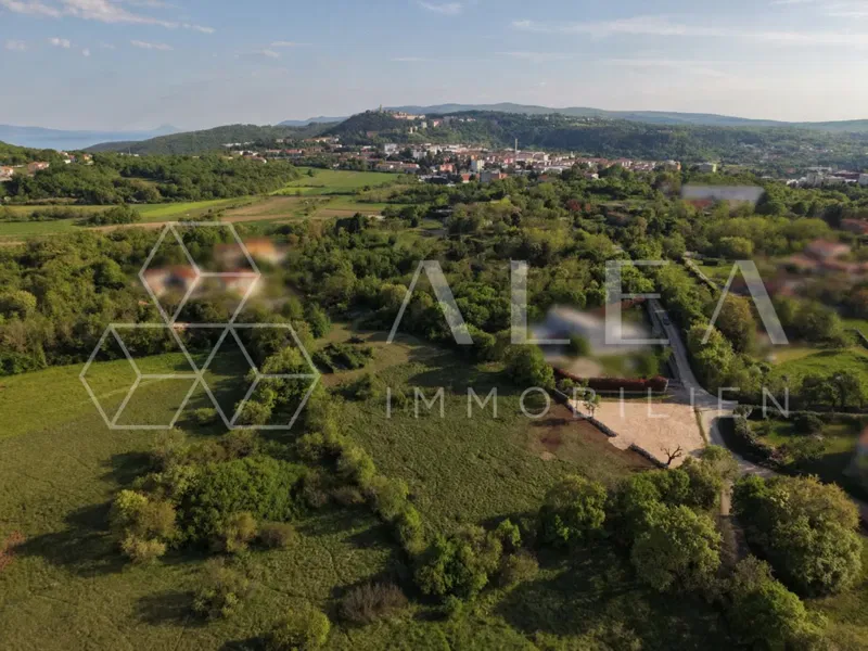 RITKASÁG A PIACON! Építési telek mindössze 300 m-re Labin központjától – 2