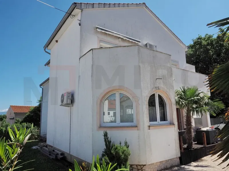 Malinska, house with 5 apartments in a great location! – 2