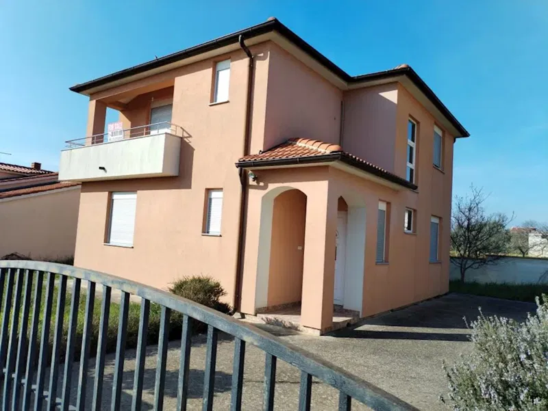 Nuova casa familiare vicino a Pola, 4 camere – 2