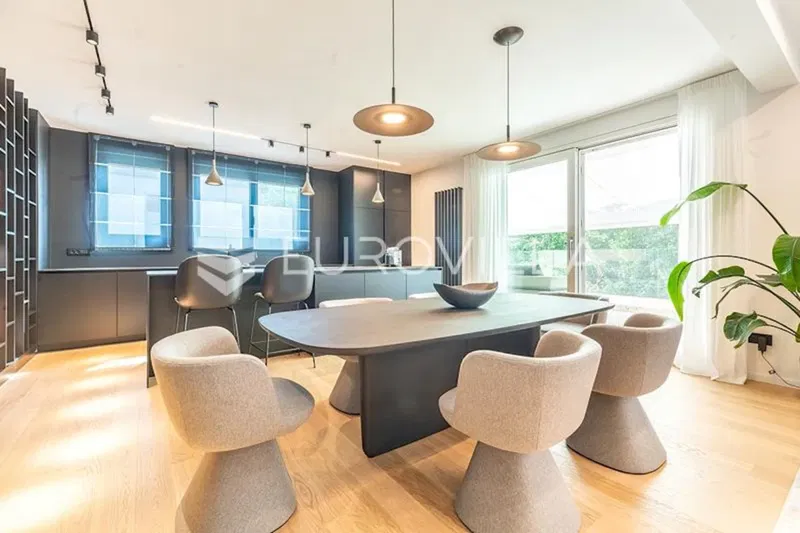 Zagreb, Srebrnjak, luxurious three-room apartment 151.63 m², garage parking – 2