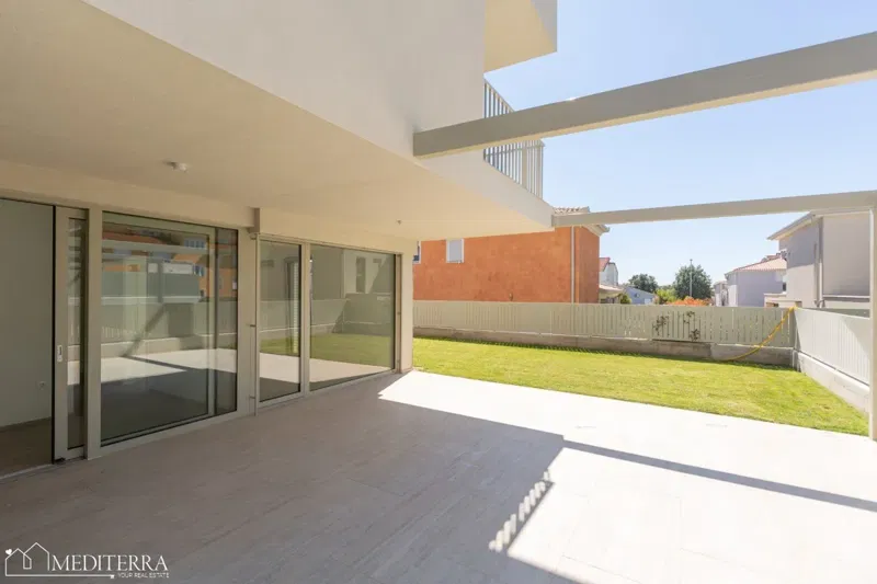 108m2 apartment with a large yard near the sea, Novigrad, Istria – 3