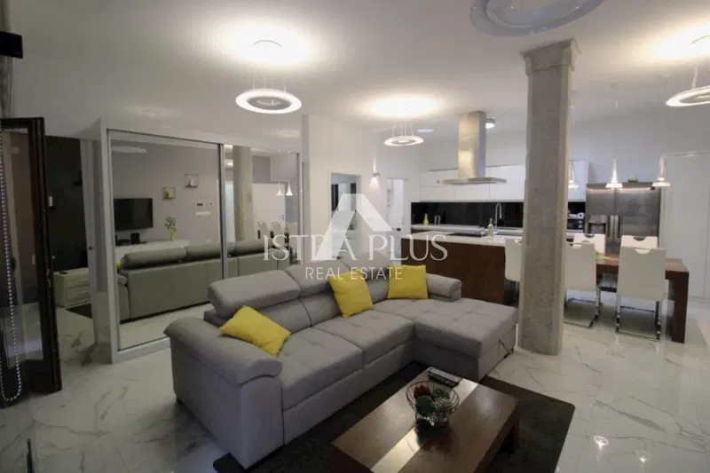 Luxury house in the center of Poreč with 3 apartments spread over 3 floors – 2