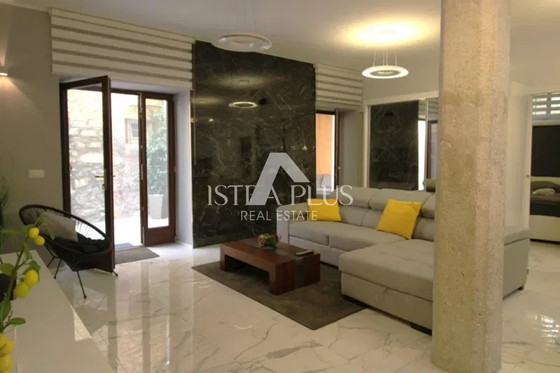 Luxury house in the center of Poreč with 3 apartments spread over 3 floors – 3
