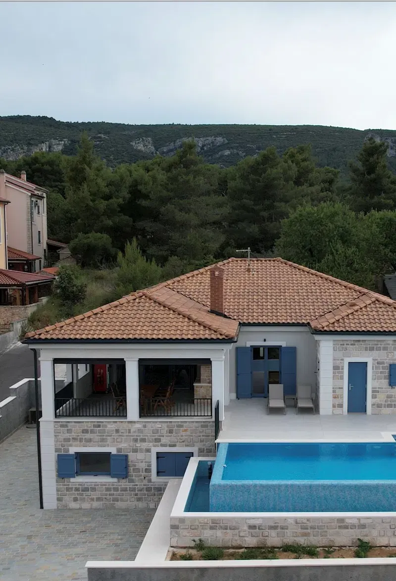 Prekrasna Novoizgrađena Kamena Kuća U Jelsi S Bazenom I Pogledom Na More