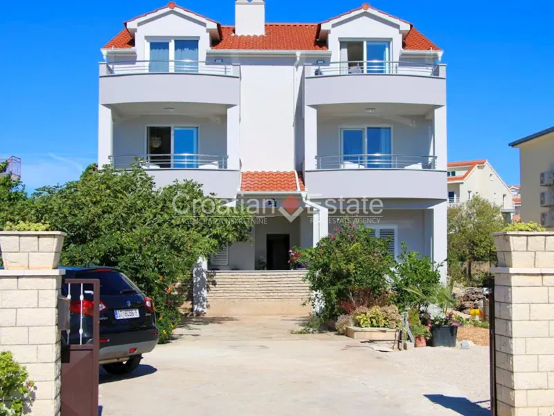 Tengerparti apartmanház eladó – 2
