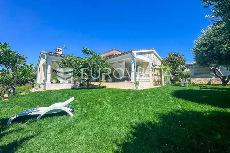 Istria, Višnjan, furnished villa with garden, unique location – 3