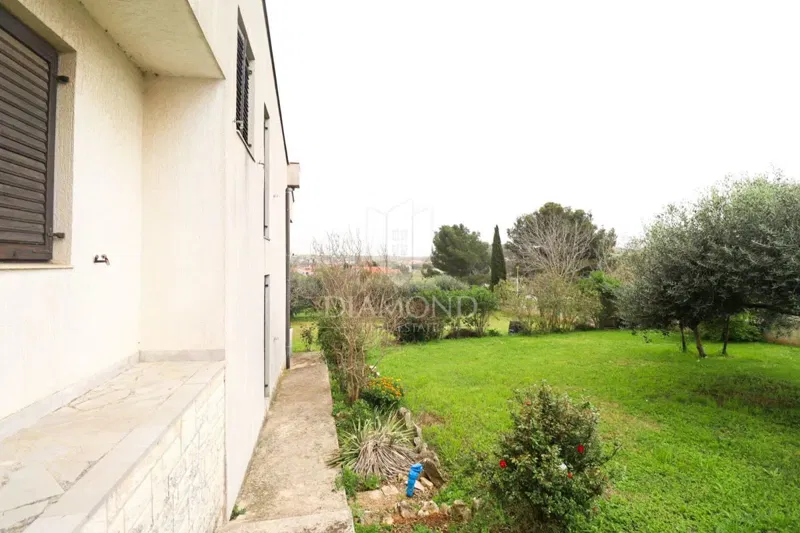A house with an impressive yard in the vicinity of Pula! – 3