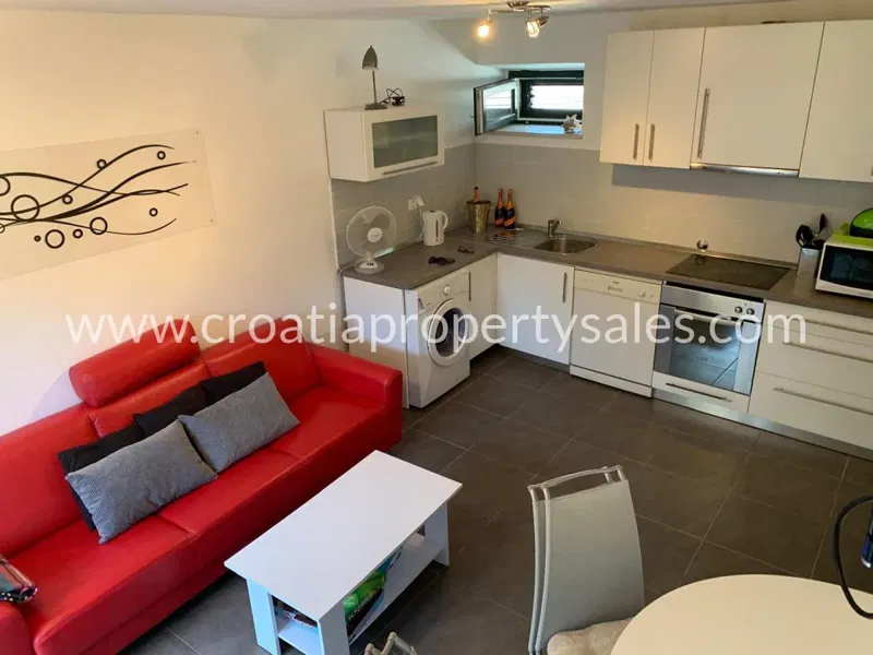 Hvar, old stone house for sale, 280.000 € – 2