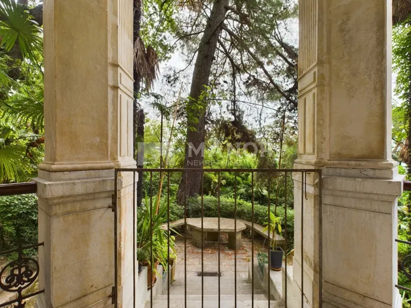 OPATIJA, KÖZPONT – Gyönyörű osztrák–magyar villa tágas kerttel, 50 méterre a tengertől – 2