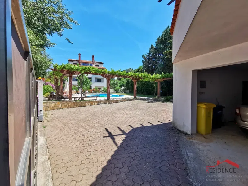 HOUSE IN BANJOLE WITH SWIMMING POOL, 6 APARTMENTS – 3