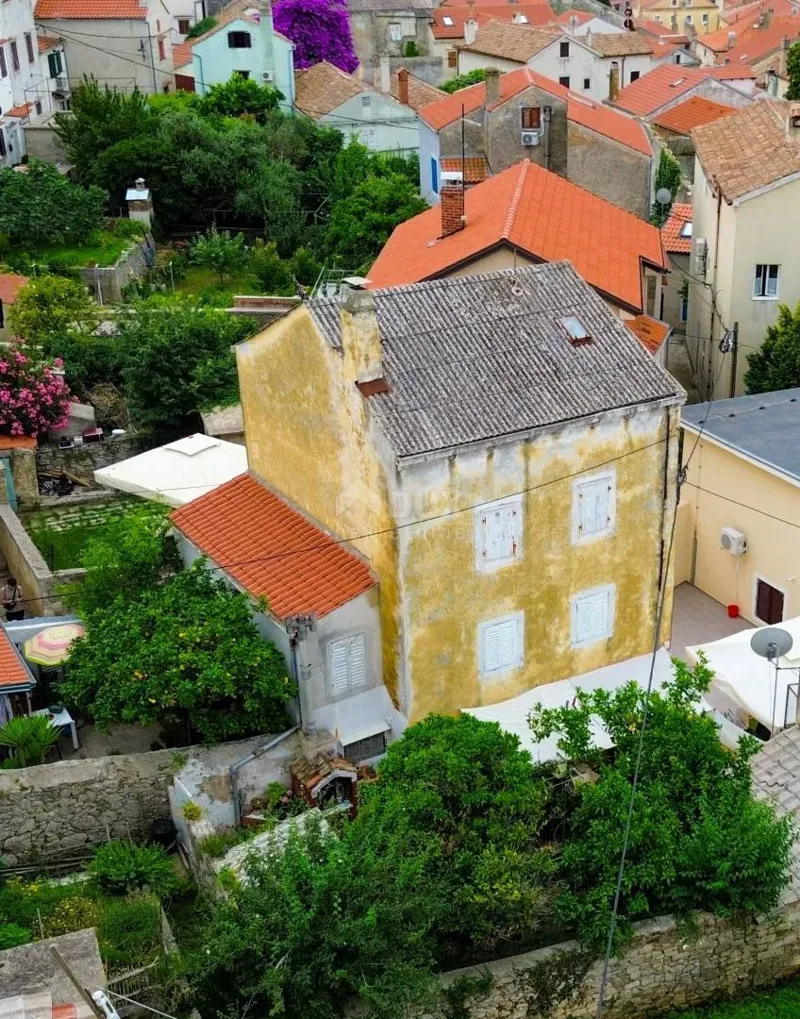 MALI LOŠINJ, CENTRUM - Dom do adaptacji 90 metrów od morza! – 2