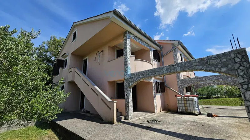 Isola di Krk, Dobrinj, casa bifamiliare con due appartamenti 130m2, giardino 300m2, vendita – 2