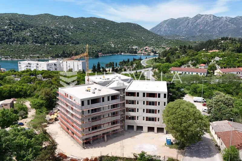 Ploče, novogradnja, trosobni stan na drugom katu