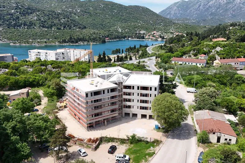 Ploče, novogradnja, trosobni stan na drugom katu