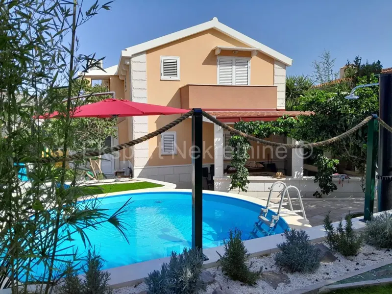 Čiovo, Okrug G., casa indipendente 163 m2, con 2 appartamenti, piscina, cucina estiva. – 2