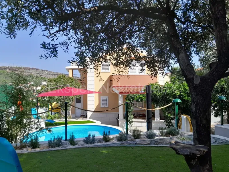 Čiovo, Okrug G., casa indipendente 163 m2, con 2 appartamenti, piscina, cucina estiva. – 3