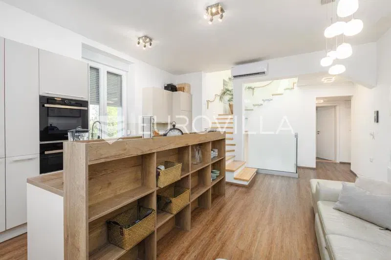 Istria, Pula, fully renovated apartment in an Austro-Hungarian villa, 100 m from the beach – 3