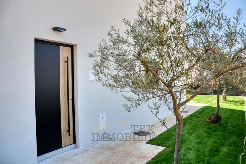 Parenzo, ampio appartamento con vista mare – 2