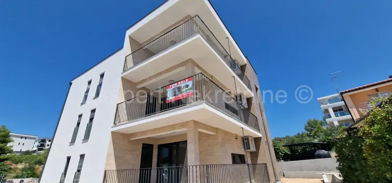 Rogoznica, palazzina di 449 m2, con 3 appartamenti di 124 m2, piscina, Novograd. – 2