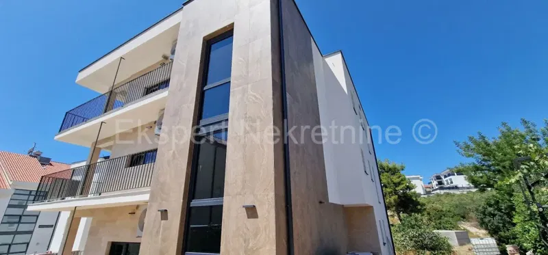 Rogoznica, palazzina di 449 m2, con 3 appartamenti di 124 m2, piscina, Novograd. – 3