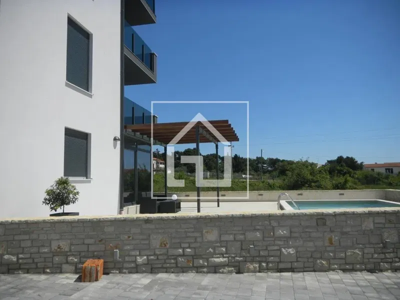 Appartamento Medolino, appartamento con 2 camere da letto, 1 bagno, piscina e ampio giardino – 2