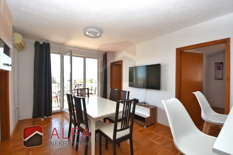 Vodice centro, appartamento ammobiliato con tre camere da letto in vendita, secondo piano – 2