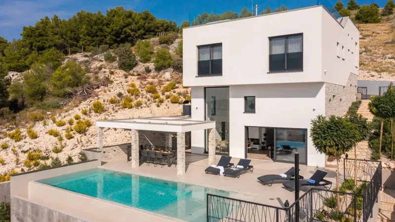 Villa with pool and auxiliary buildings near the sea – 3
