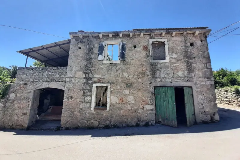 Casa in pietra con cortile in una zona attraente non lontano dal mare – 2