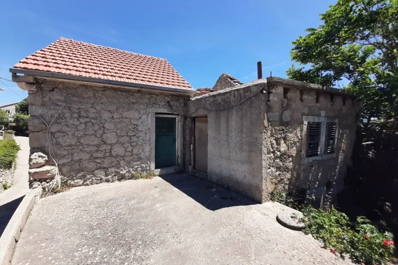 Casa in pietra con cortile in una zona attraente non lontano dal mare – 3