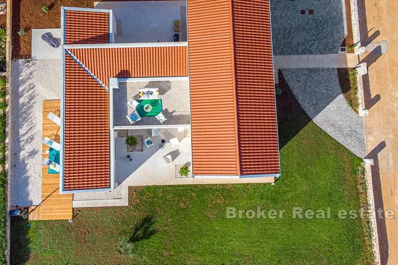 Una villa con piscina coperta vicino al mare – 2