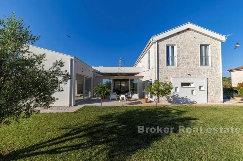 Una villa con piscina coperta vicino al mare – 3