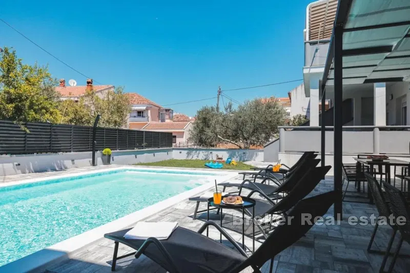 A villa with a beautiful garden and swimming pool near the center – 2