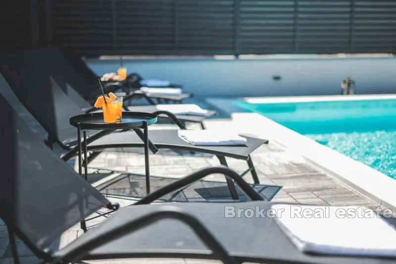 A villa with a beautiful garden and swimming pool near the center – 3