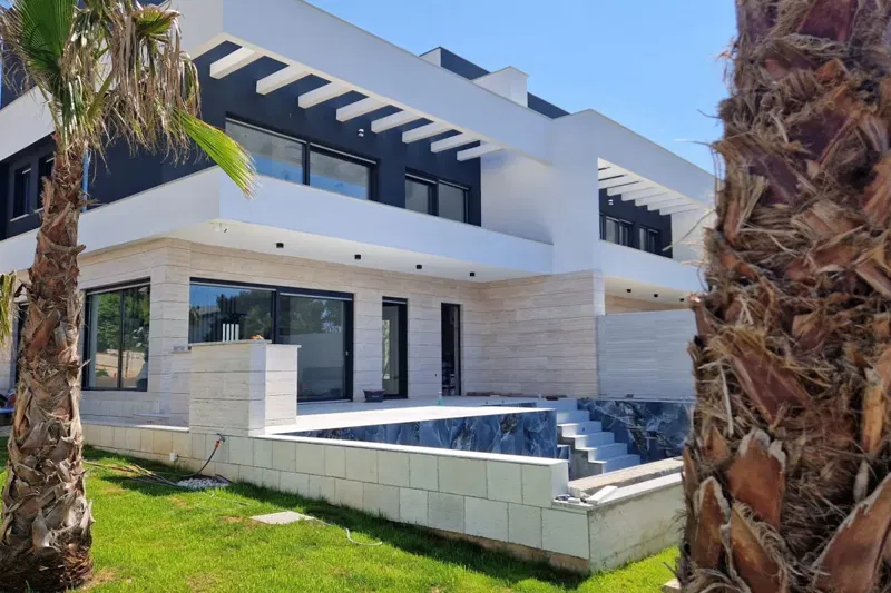 Casa con piscina in seconda fila al mare – 2
