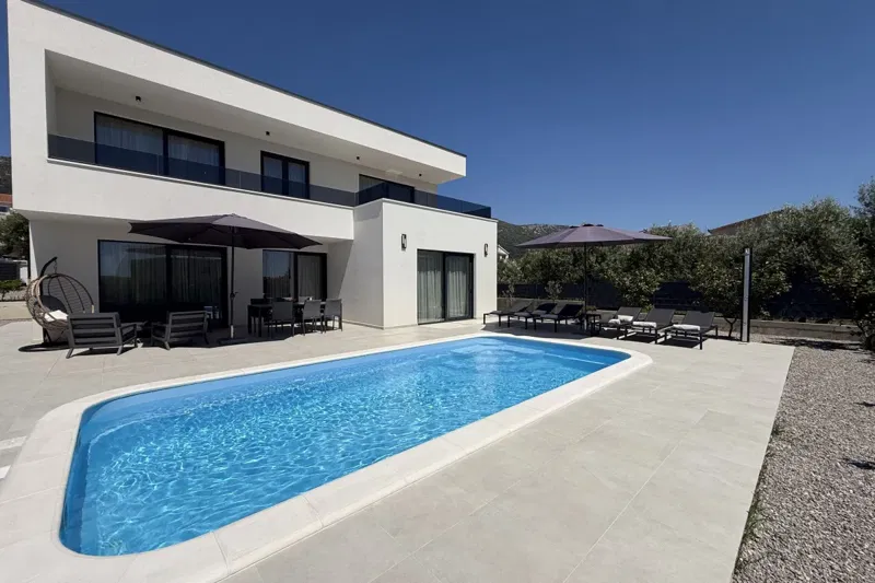Modern new building with sea view – 2