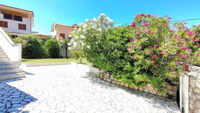 Šilo, apartma 80 m od plaže, z vrtom in pogledom na morje! – 2