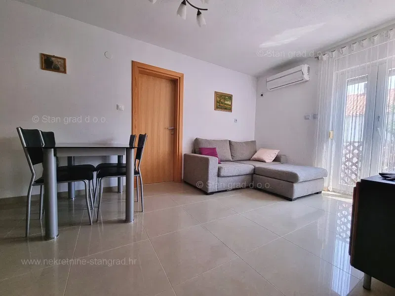 Malinska, house with three residential units in a very good location! – 3