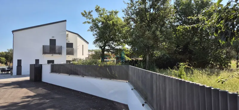 Malinska, centro, nuova costruzione, casa bifamiliare con piscina, vista mare, giardino, vendita – 2