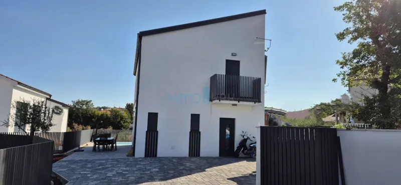 Malinska, centro, nuova costruzione, casa bifamiliare con piscina, vista mare, giardino, vendita – 3