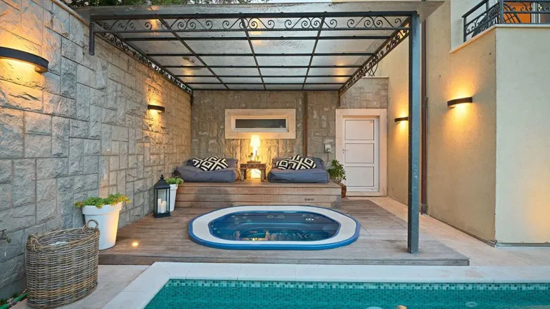 Exclusive villa with a pool in close proximity to the sea – 3
