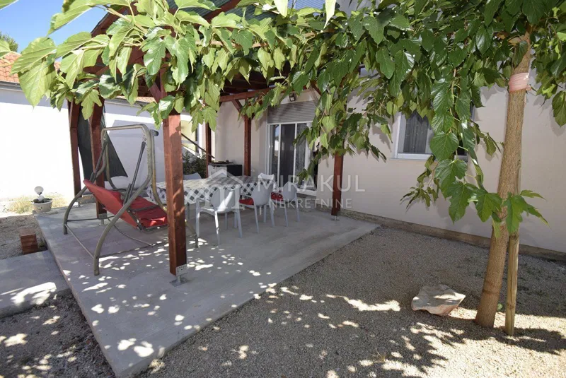 Nekretnine Jezera, Kuća sa 3 stana i dvorištem – 2