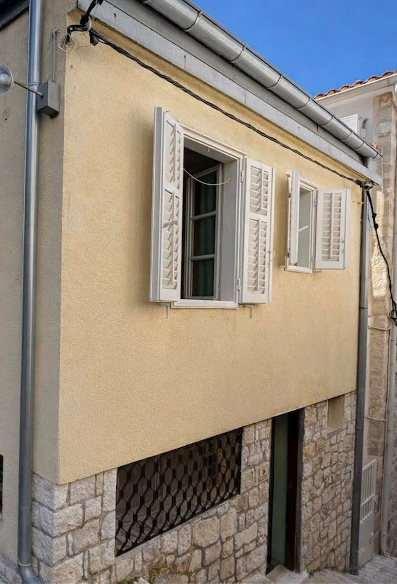 Samostojeća gradska kuća u Hvaru s potencijalom za renovaciju i proširenje