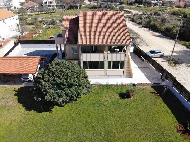 Kuća sa 4 apartmana i velikim dvorištem. BIOGRAD NA MORU